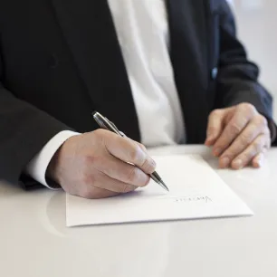 Image d'un homme en train de signer un document 